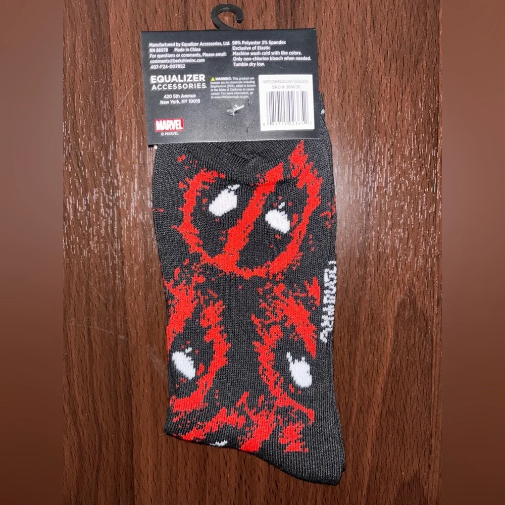 MARVEL DEADPOOL NOVELTY CREW SOCKS NWT MEN’S SHOE SIZE 9-13